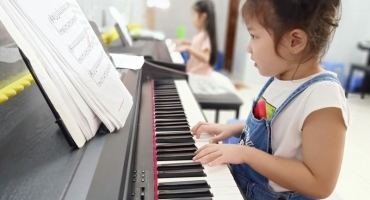 Piano Cho Bé 6–10 Tuổi – Vì Sao Đây Là Nhạc Cụ Đáng Giá Nhất Cho Bé?